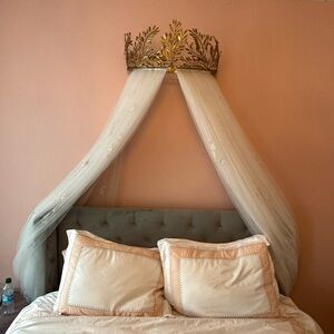 Monique Lhuillier Gold Vine Cornice &
Sheers